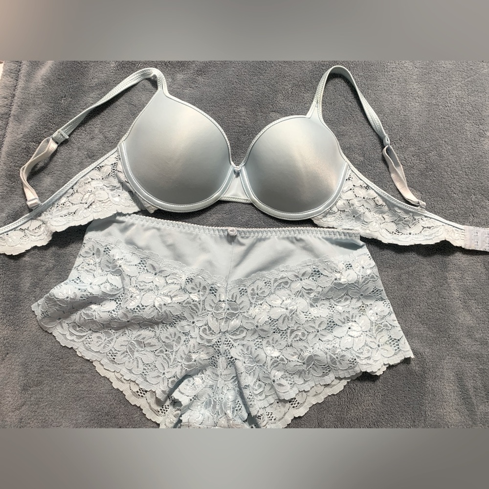 Ladies lingeries set: bra (36C) and matching lace tap pants. Sky blue color.